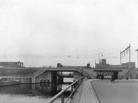 41999 Gezicht op de spoorbrug over de Vaartsche Rijn te Utrecht (links); rechts de Westerkade.